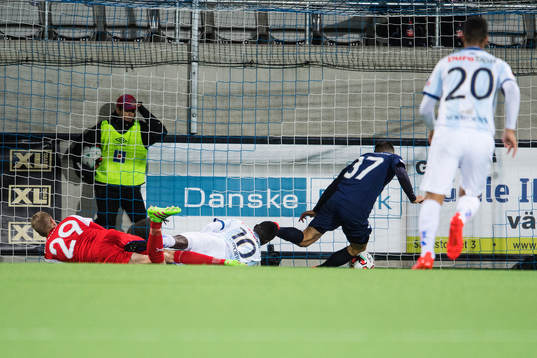 Gefles Dioh Williams gör 1-0 bakom Malmö FFs målvakt