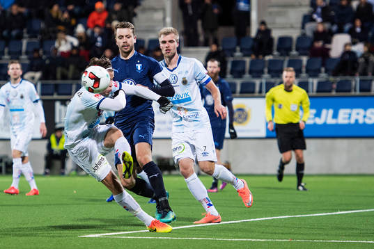 Malmö FFs Kari Arnason och Gefles Robin Nilsson