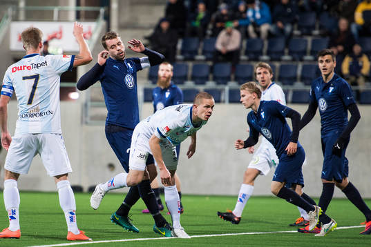 Malmö FFs Kari Arnason deppar