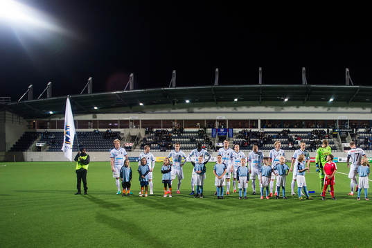 Gefles spelare står uppställda