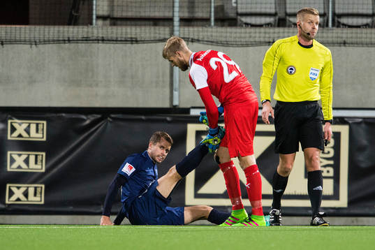 Malmö FFs Kari Arnason skadar sig och får hjälp av