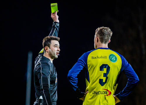 Domaren Diako Behnam delar ut gult kort till Ängelholms