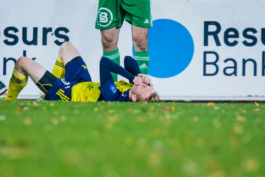 Ängelholms Albin Nilsson håller sig för ansiktet