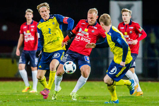 Ängelholms Marcus Bergholtz försöker stoppa Örgrytes