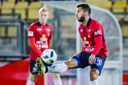 Örgrytes William Atashkadeh tar emot bollen