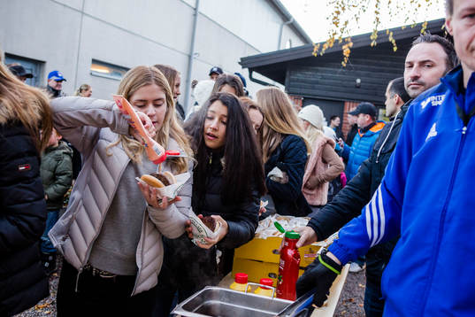 Ängelholms bjuder ungdomslagen på hamburgare