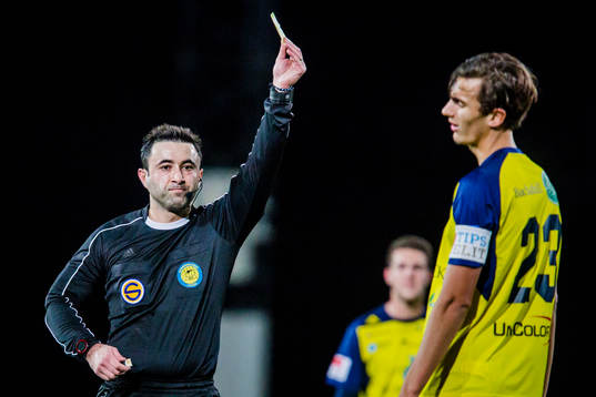 Domaren Diako Behnam delar ut gult kort till Ängelholms