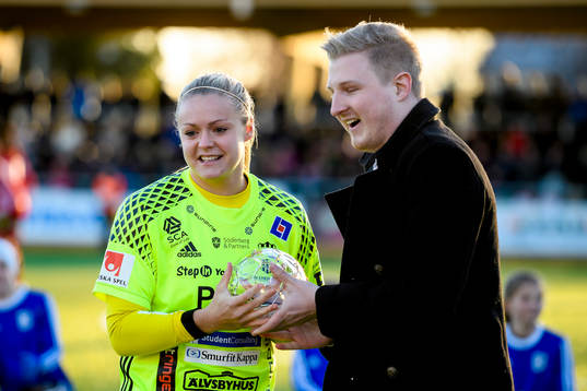 Piteås målvakt Hilda Carlén får ta i mot priset Kuriren