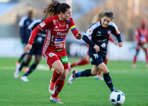 Piteås Josefin Johansson med bollen