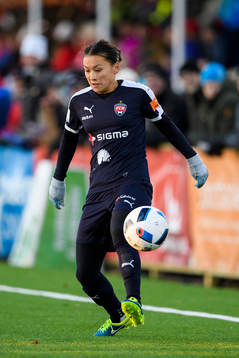 Rosengårds Alexandra Lowe Riley med bollen