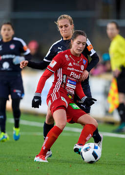 Piteås Felicia Karlsson med bollen