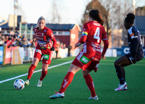 Piteås Ronja Aronsson med bollen