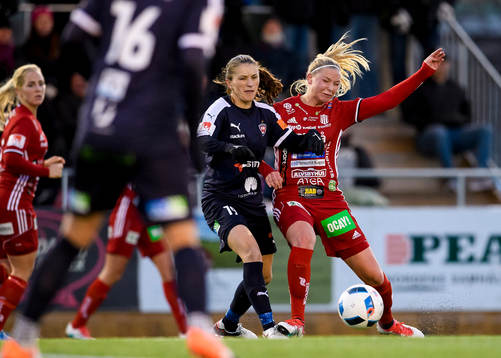 Rosengårds Iva Landeka får en tackling av Piteås Ellen