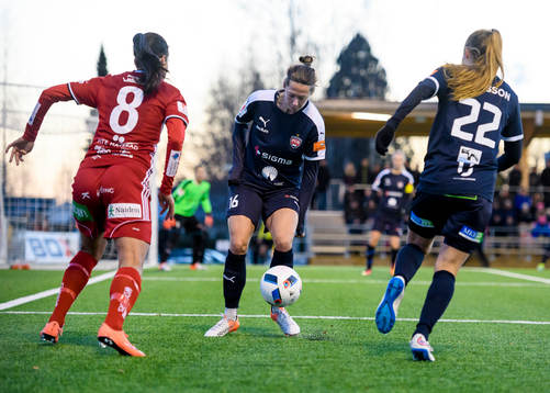 Rosengårds Lina Nilsson stoppar Piteås Tempest-Marie