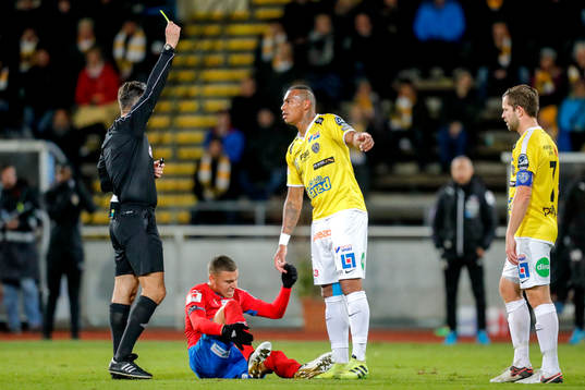 Domare Bojan Pandzic ger Falkenbergs Felipe Carvalho gult
