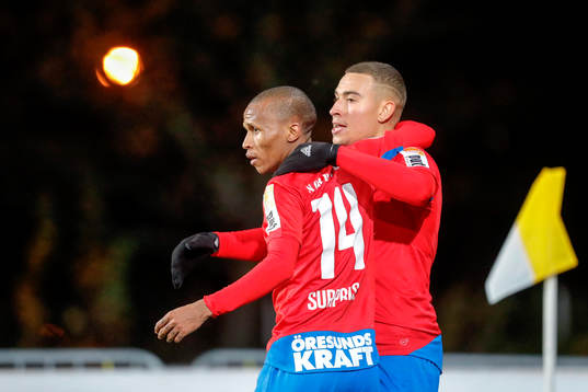 Helsingborgs Bradley Ralani och Jordan Larsson jublar