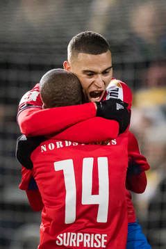 Helsingborgs Jordan Larsson och Bradley Ralani (med ryggen