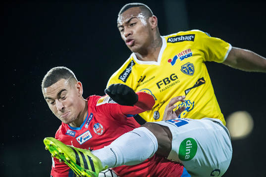 Helsingborgs Jordan Larsson och Falkenbergs Felipe Carvalho