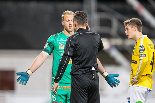 Falkenbergs målvakt Alexander Lundin diskuterar med domare
