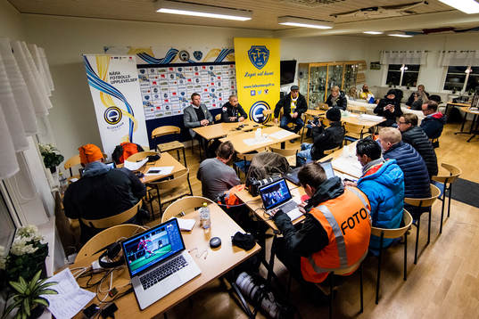 Presskonferens med Helsingborgs tränare Henrik Larsson och