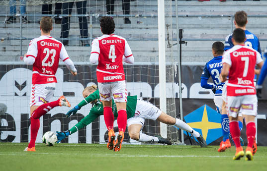 Sundsvalls Jonathan Morsay skjuter och Kalmars målvakt Ole