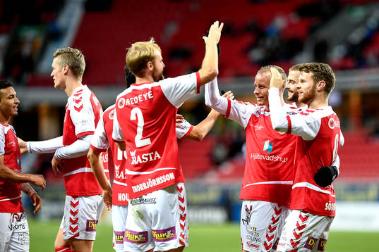 Kalmars Tobias Eriksson jublar med lagkamrater