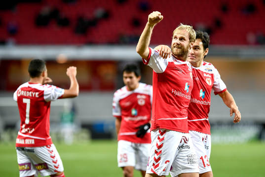 Kalmars Tobias Eriksson jublar med lagkamrater