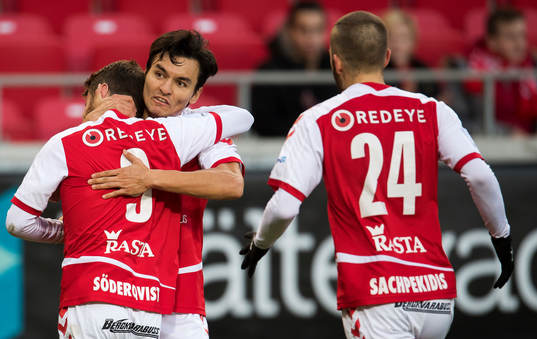 Kalmars Måns Söderqvist kramas om av Emin Nouri  och