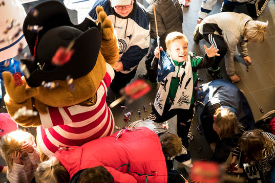 Godis regn i entren på Tegera Arena vid familjedagen