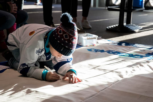 Målning på familjedagen innan ishockeymatchen i SHL