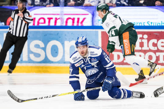 Leksands Jesper Ollas  i ishockeymatchen i SHL mellan