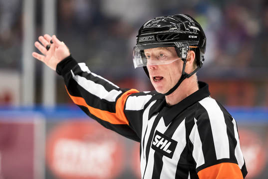 Domare Pehr Claesson i ishockeymatchen i SHL mellan Leksand