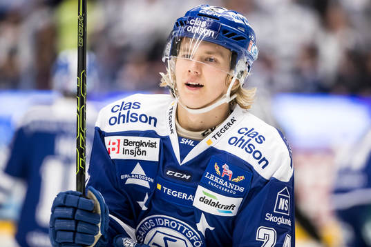 Leksands Isak Skedung  i ishockeymatchen i SHL mellan