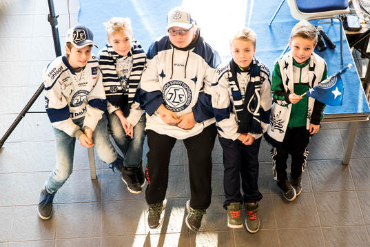 Unga supportrar innan ishockeymatchen i SHL mellan Leksand