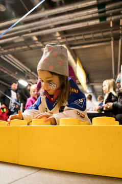 Legobygge på familjedagen innan ishockeymatchen i SHL