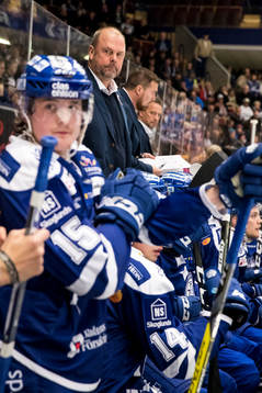 Leksands tränare Per-Erik Johnsson  i ishockeymatchen i