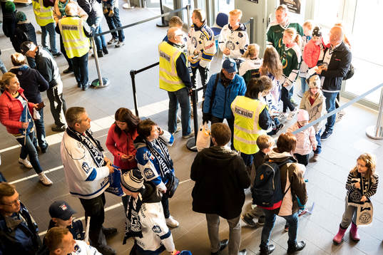 Entren på Tegera Arena vid familjedagen  innan