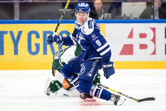 Leksands Lukas Ericsson  i ishockeymatchen i SHL mellan