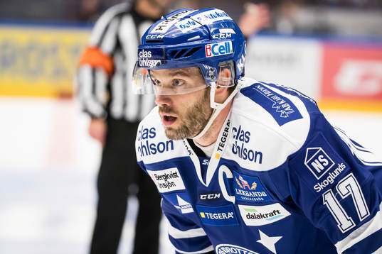 Leksands Jesper Ollas  i ishockeymatchen i SHL mellan