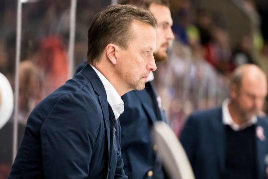 assisterande tränare Örjan Lindmark  i ishockeymatchen i