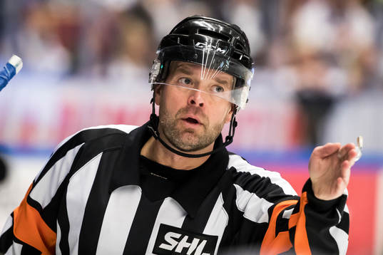 Domare Johan Gossas i ishockeymatchen i SHL mellan Leksand
