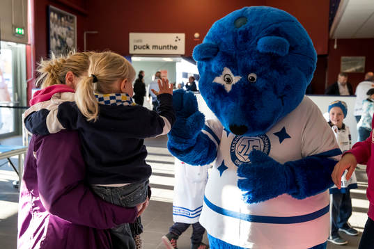 Liffe miglar på familjedagen innan ishockeymatchen i SHL