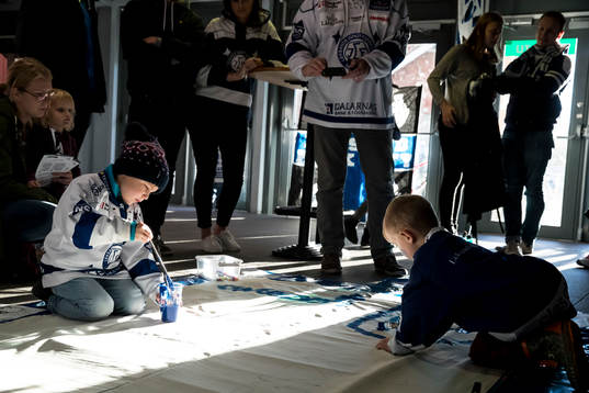 Målning på familjedagen innan ishockeymatchen i SHL