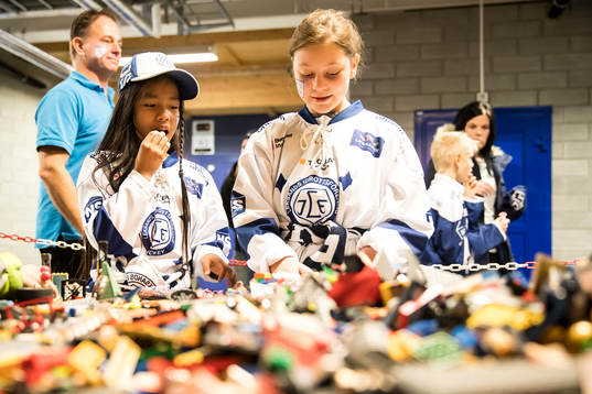 Legobygge på familjedagen innan ishockeymatchen i SHL