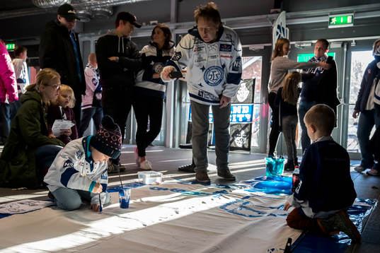 Målning på familjedagen innan ishockeymatchen i SHL
