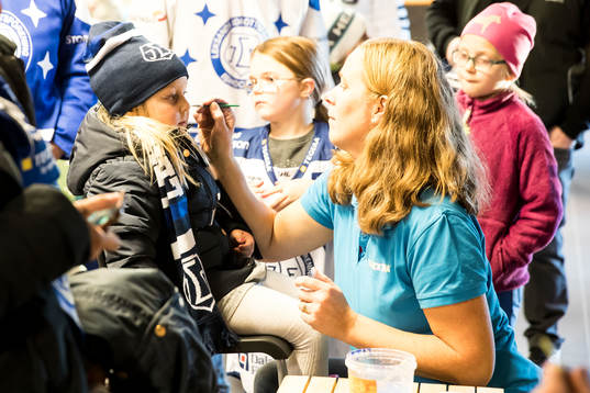 Ansiktsmålning på familjedagen innan ishockeymatchen i