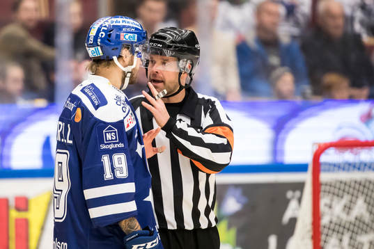 Leksands Alexander Ytterell talar med domare Johan Gossas i