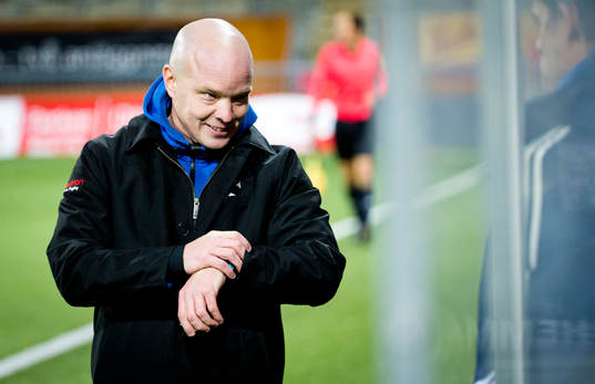 Luleås tränare Fredrik Waara tittar på klockan i slutet