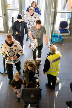 Publiken kommer till  ishockeymatchen i SHL mellan Leksand