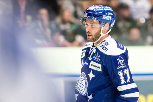 Leksands Jesper Ollas  i ishockeymatchen i SHL mellan